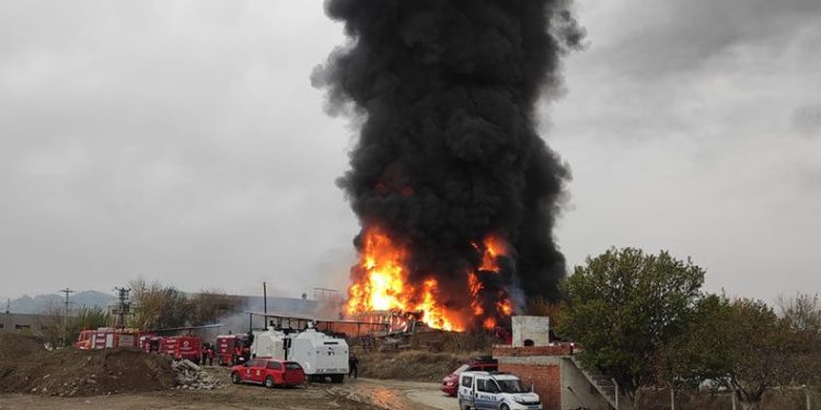 Kimyasal fabrikasından yangın çıktı