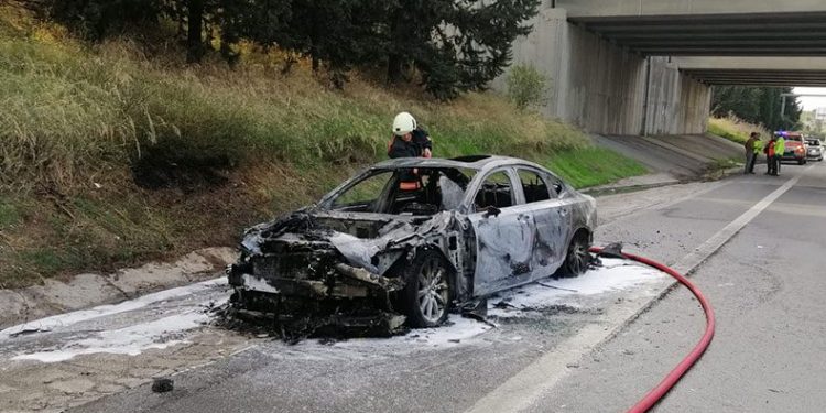 Otoyolda lüks otomobil alev alev yandı