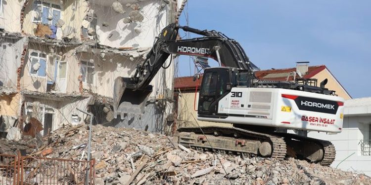 Düzce’de yıkım devam ediyor