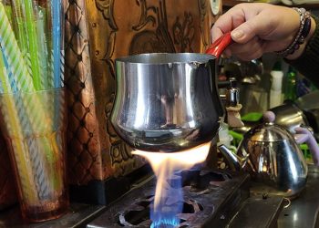 Manda sütünden sahlep yaptı