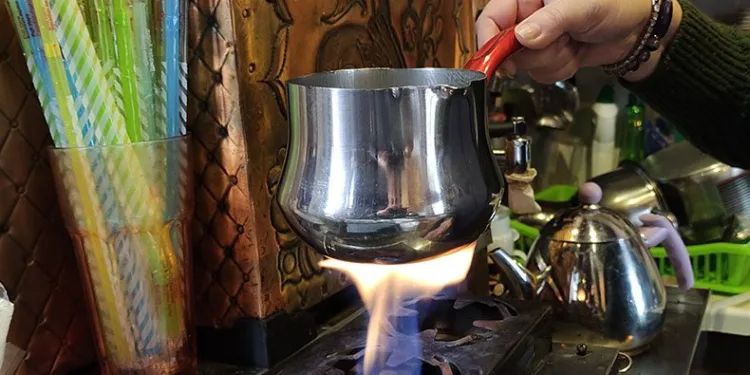 Manda sütünden sahlep yaptı