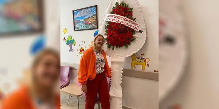 İnandırıcı olmak için çelenk yaptırmış