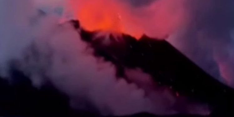 Shiveluch Yanardağı yeniden harekete geçti