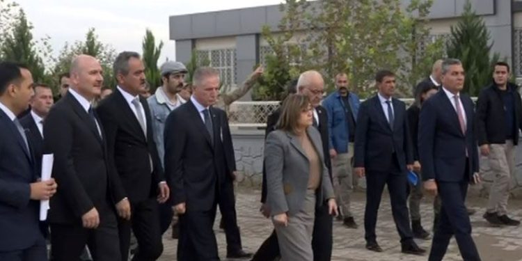 Bakan Soylu ve Bakan Özer saldırı bölgesinde