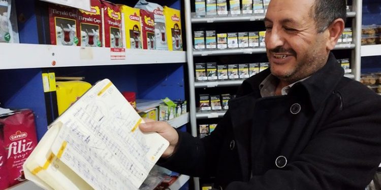 Bakkalın veresiye defterindeki borçları sıfırladı