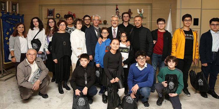 Ödüllü karikatüristler Başkan Erdem ile buluştu