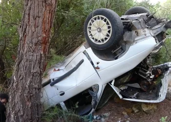 20 metrelik şarampole uçan otomobilde can pazarı