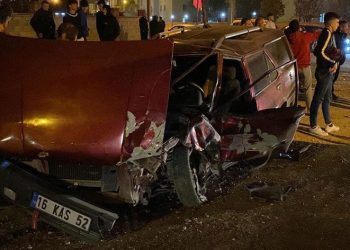 Bursa’da otomobiller kafa kafaya çarpıştı