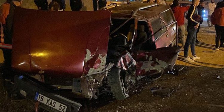 Bursa’da otomobiller kafa kafaya çarpıştı