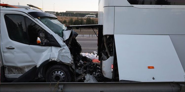 Otobüs şoförü iki araç arasında kaldı