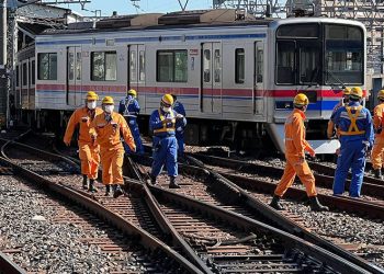 Japonya’da yolcu treni raydan çıktı