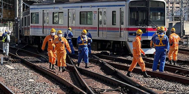 Japonya’da yolcu treni raydan çıktı