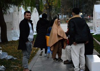 Depremzedeler güne çadırda uyandı