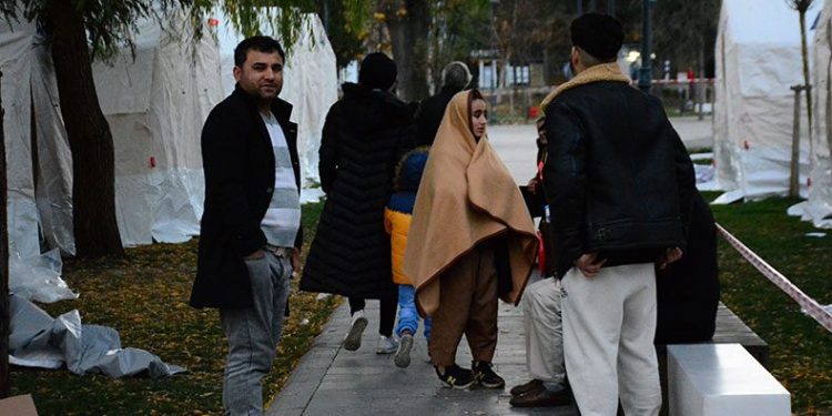 Depremzedeler güne çadırda uyandı