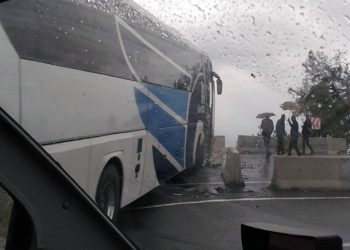 Yolcu otobüsü refüje çarpıp karşı şeride geçti