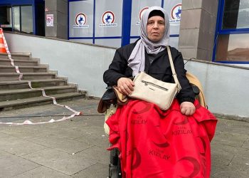 Engelli aracıyla kendini dışarıya attı