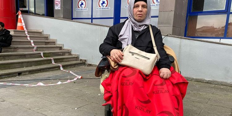 Engelli aracıyla kendini dışarıya attı