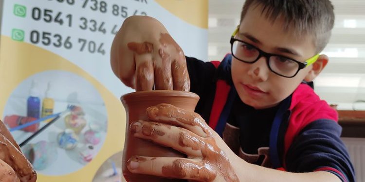 Öğrenciler okulda çamurdan eşya yapıyor