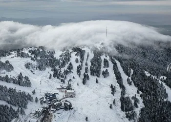 Uludağ sis ve karla bütünleşti