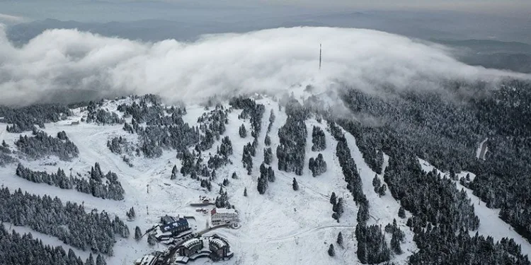 Uludağ sis ve karla bütünleşti