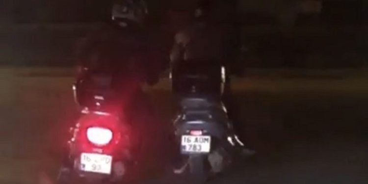 Bursa’da bozulan motosikleti ayağıyla ittirdi