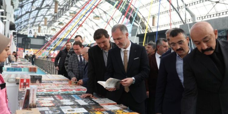 1 milyon kitap okuyucuyla buluştu