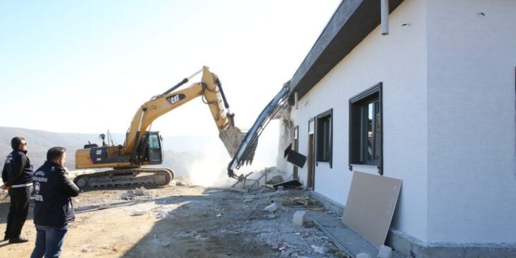 Bursa’da kaçak villalar yıkıldı