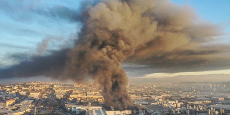 Bursa’da yangın sonrası kenti siyah dumanlar kapladı