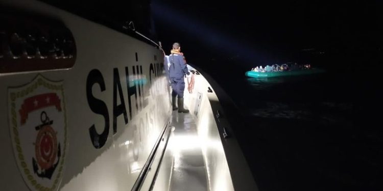 Ayvalık açıklarında 135 düzensiz göçmen kurtarıldı
