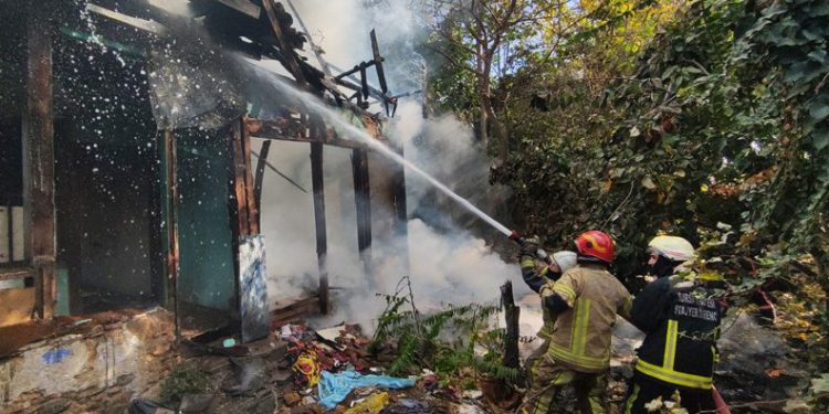 Bursa’da tarihi bina küle döndü