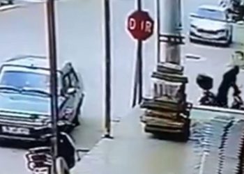 Motosiklet çalarken kameraya yakalandı