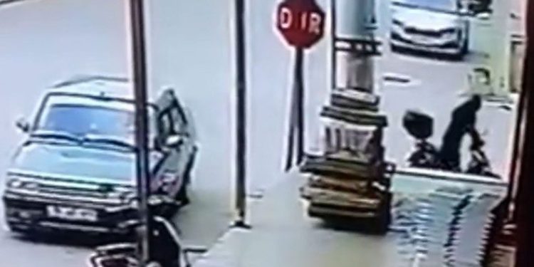 Motosiklet çalarken kameraya yakalandı