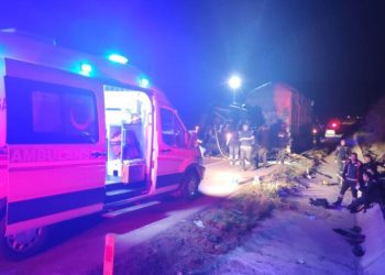 Tiyatro oyuncularını taşıyan minibüs kaza yaptı