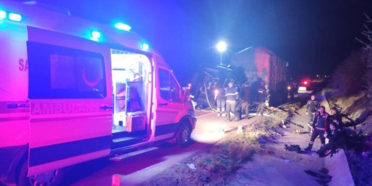 Tiyatro oyuncularını taşıyan minibüs kaza yaptı