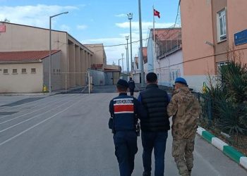 Aranan şahsı berber kılığına giren yakaladılar