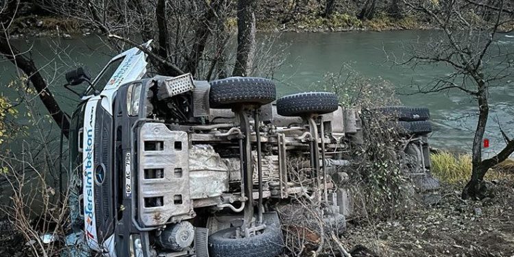 Tunceli’de beton mikseri devrildi