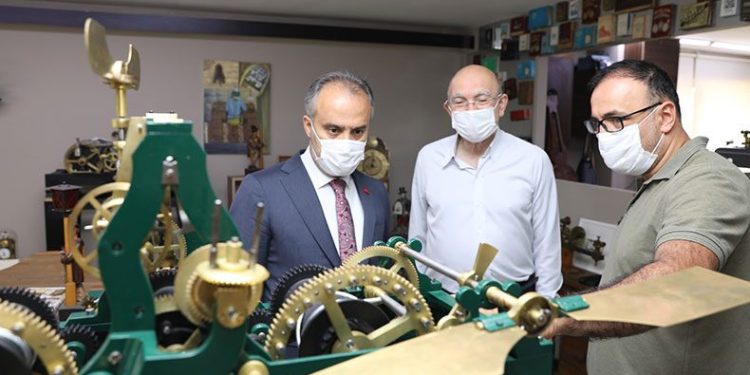 Asırlık saat  ilk günkü gibi çalışmaya başladı