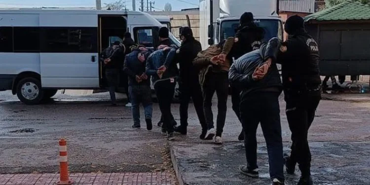 Kablo hırsızları suçüstü yakalandı