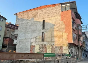 Çökme tehlikesi olan 4 katlı bina boşaltıldı