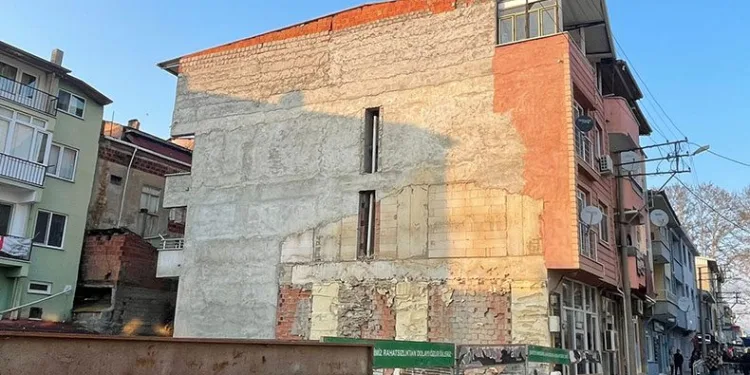 Çökme tehlikesi olan 4 katlı bina boşaltıldı