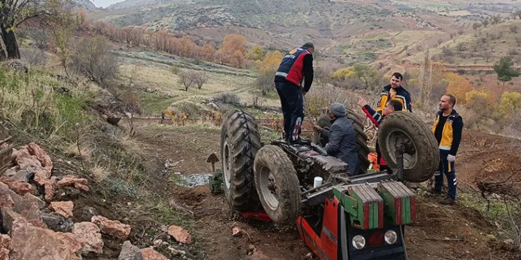 Traktörün altında kalan adam hayatını kaybetti