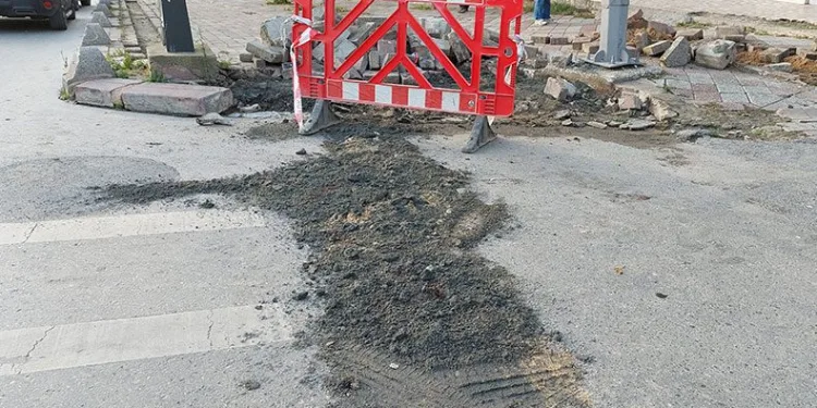 İBB’ye ait iş makinesinin altında kaldı