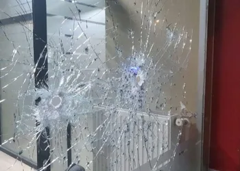 Önüne çıkan iş yerlerine kurşun yağdırdı