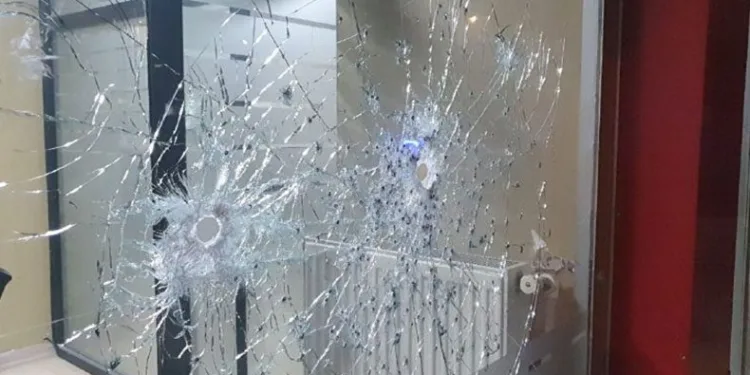 Önüne çıkan iş yerlerine kurşun yağdırdı