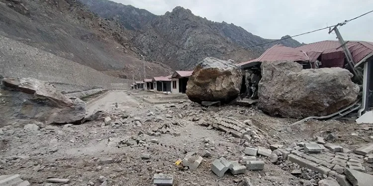 Dev kayalar evlerin üzerine düştü