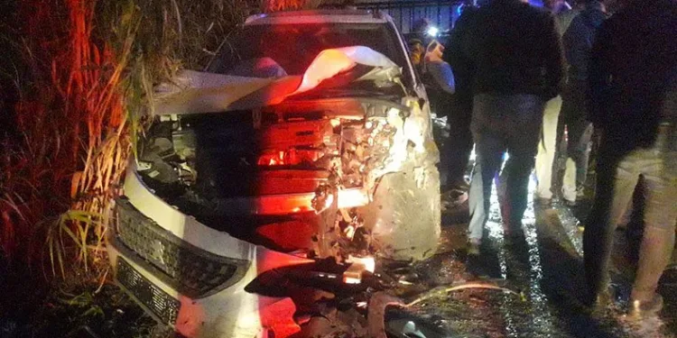 Otomobil ve kamyonet kafa kafaya çarpıştı