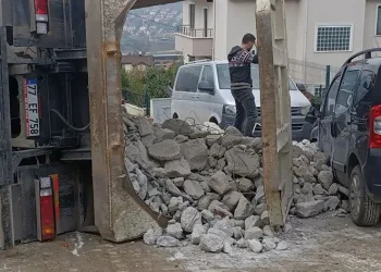 Moloz yüklü hafriyat kamyonu devrildi