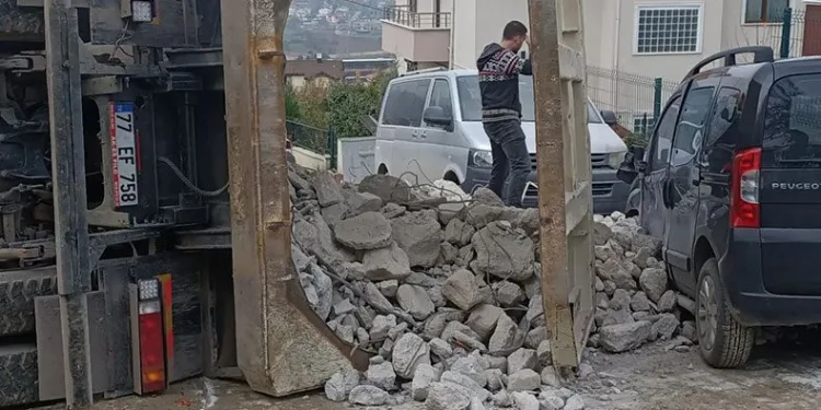 Moloz yüklü hafriyat kamyonu devrildi