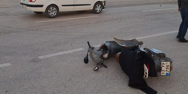Motosiklet ile otomobil çarpıştı