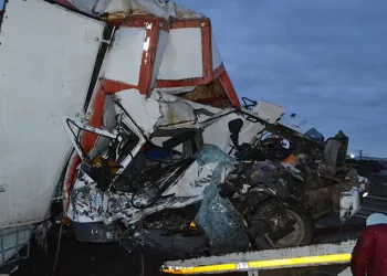 Kağıt gibi ezilen kamyondan sağ kurtuldu